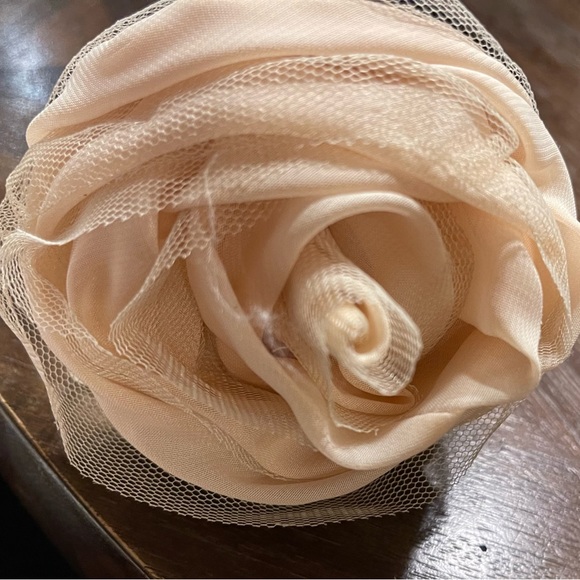 tan flower headband - Picture 3 of 3